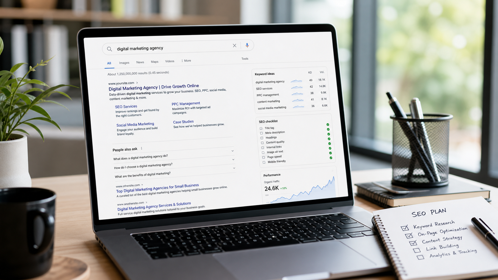 Portátil mostrando una página de resultados de búsqueda, checklist SEO, palabras clave y gráfica de crecimiento orgánico