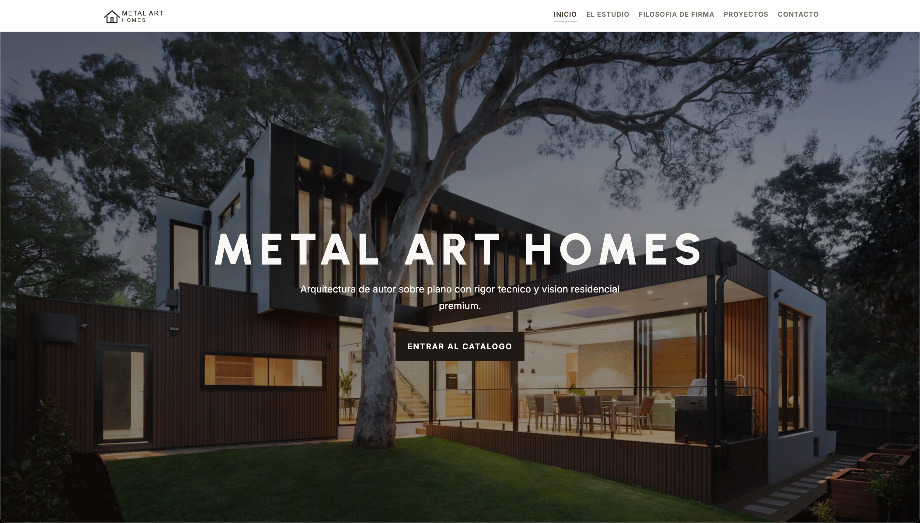 Captura de una página web inmobiliaria premium con hero de vivienda moderna y navegación superior