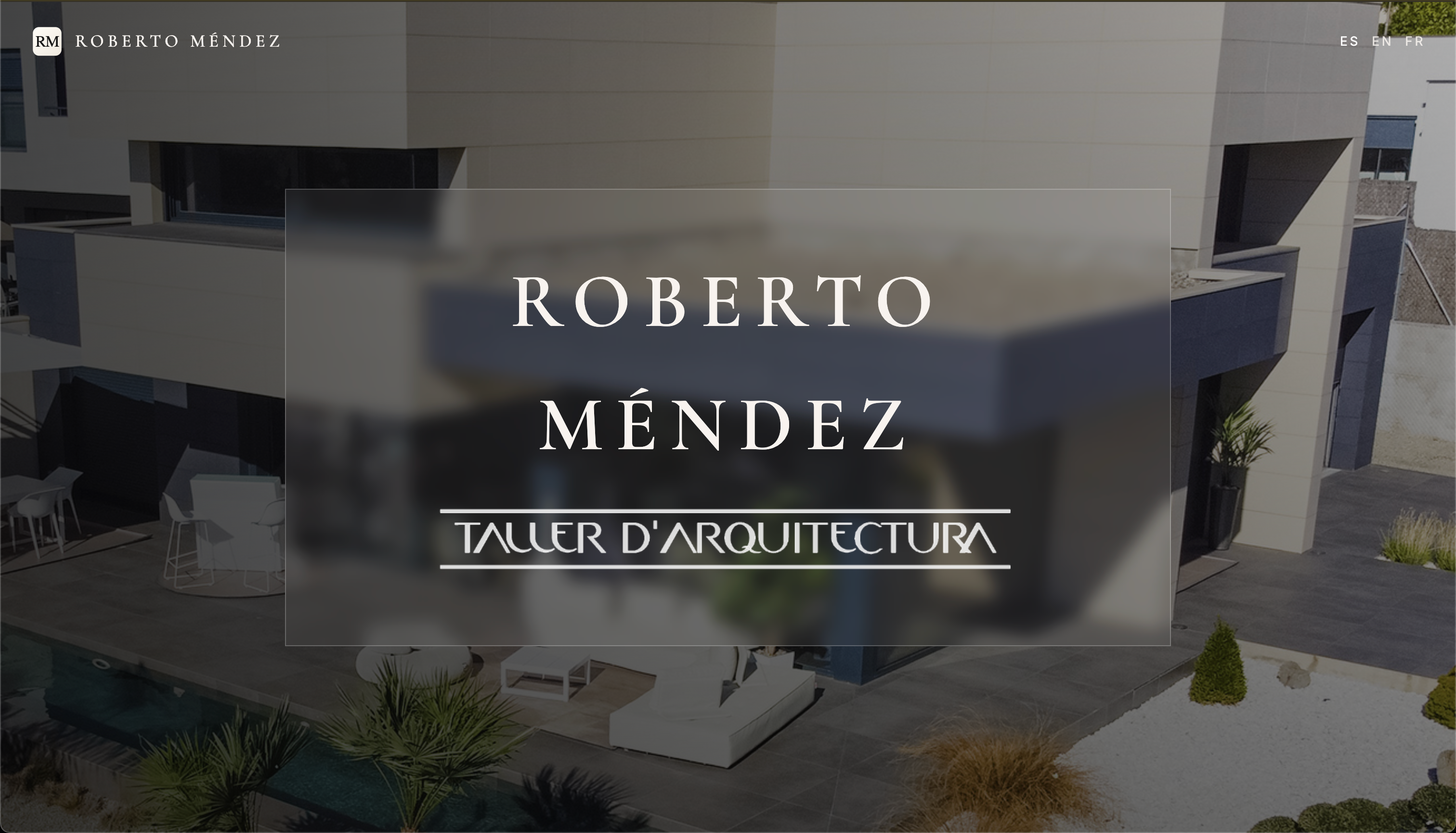 Captura de una página web de arquitectura con imagen de vivienda, marca destacada y selector de idioma