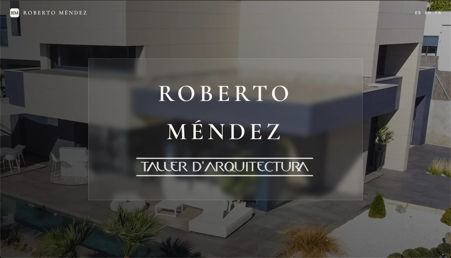Captura de una página web de arquitectura con imagen de vivienda, marca destacada y selector de idioma